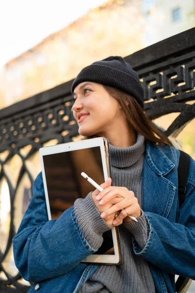 Μια νεαρή κοπέλα freelancer εικονογράφος κρατά ένα δισκίο στο οποίο αντλεί — Φωτογραφία Αρχείου