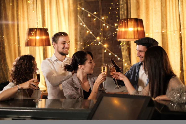 Feliz grupo de amigos en el bar tomando algo . — Foto de Stock