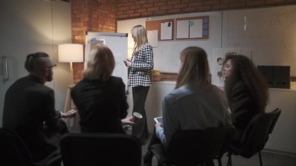 Corporate Meeting Room: Jonge en Ambitieuze vrouwelijke uitvoerend directeur levert krachtige toespraak over bedrijfsresultaten — Stockvideo