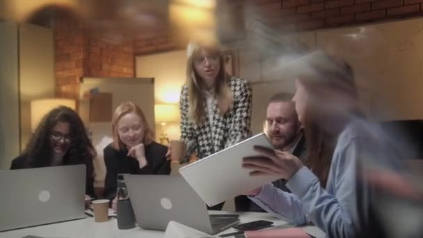 Teamleiterin trifft sich mit Geschäftsleuten verschiedener Unternehmensgründungen. Menschen im modernen Konferenzraum diskutieren über Statistiken und Arbeitsergebnisse. — Stockvideo