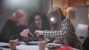 İş yerindeki genç iş adamlarının portresi. Parlak Çağdaş Küçük Yaratıcı İş. Yeni Yaratıcı İş Ofisinde Gelişigüzel Gençler veya Mimarlık Şirketi.