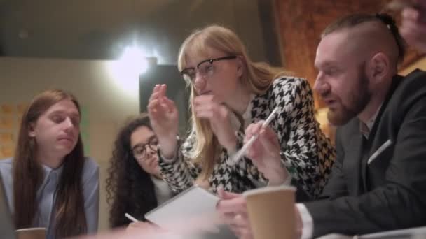 Femme Chef d'équipe Réunion avec les gens d'affaires de démarrage de groupe diversifié dans le bureau. Concept d'entreprise, de technologie et de bureau - Patron souriant parlant à une équipe d'affaires — Video