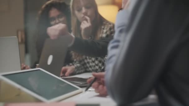 Mujer Líder de Equipo Reunión con Diversos Grupo Startup Business People in Office. La gente en la sala de conferencias moderna discute las estadísticas y los resultados del trabajo . — Vídeo de stock