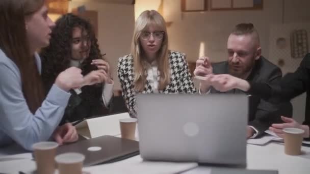 Mulher Líder da Equipe Reunião com Diverse Group Startup Business People In Office. Conceito de Negócios, Tecnologia e Escritório - Smiling Female Boss Talking To Business Team — Vídeo de Stock