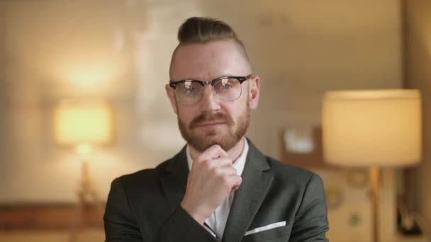 Close Up Of Happy Handsome Man In Glassess Looking To Camera. Portréty lidí. Pojetí emocí. Rozmazané pozadí sady Office. — Stock video