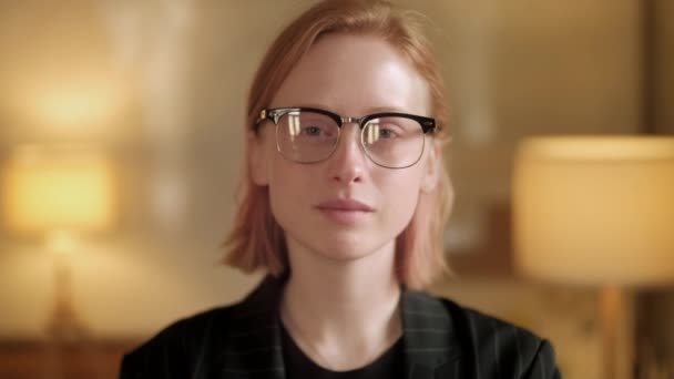 Ближе к счастливой красивой женщине в Glassess глядя на камеру. Портреты людей. Концепция эмоций. Размытое окружение офиса . — стоковое видео