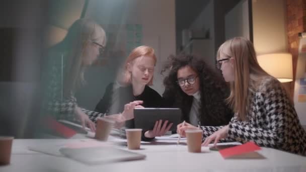 Retrato da jovem equipe de negócios no trabalho. Brilhante Contemporâneo Pequenos Negócios Criativos. Jovens casuais em novo escritório de negócios criativo ou empresa de arquitetos . — Vídeo de Stock