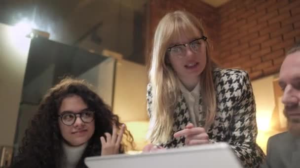 Retrato del joven equipo de negocios en el trabajo. Pequeña empresa creativa contemporánea brillante. Jóvenes ocasionales en una nueva oficina creativa de negocios o empresa de arquitectos . — Vídeos de Stock