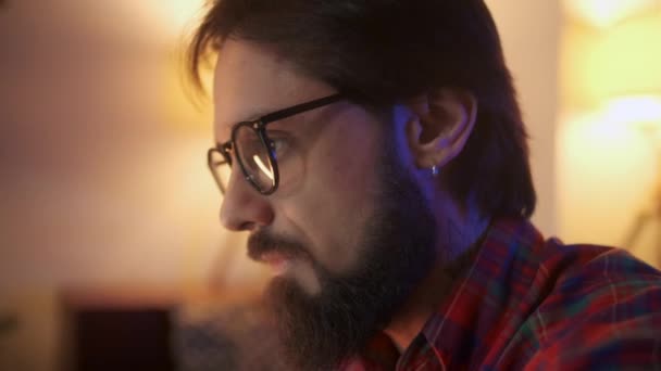 Porträtt av en man arbetar på bärbar dator med glasögon på natten. Närbild. Affärsman tittar på bildskärm, Reflektioner i glas, Man Stock Market Trader Använda laptop på kontoret. — Stockvideo