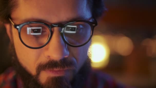 Portret van een man werkt 's nachts op een laptop met een bril. Sluit maar. Zakenman op zoek naar Monitor, reflecties in glazen, Man Stock Trader met behulp van laptop op kantoor. — Stockvideo
