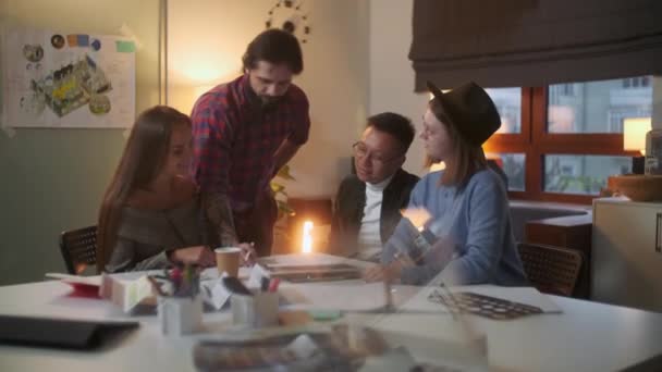 Retrato del joven equipo de negocios en el trabajo. Pequeña empresa creativa contemporánea brillante. Jóvenes ocasionales en una nueva oficina creativa de negocios o empresa de arquitectos . — Vídeo de stock