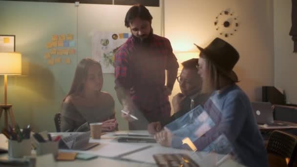 Retrato del joven equipo de negocios en el trabajo. Pequeña empresa creativa contemporánea brillante. Jóvenes ocasionales en una nueva oficina creativa de negocios o empresa de arquitectos . — Vídeo de stock