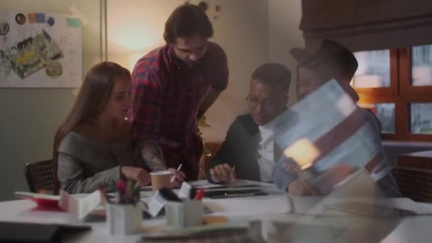 Portrait de la jeune équipe d'affaires au travail. Bright Contemporary Small Creative Business. Jeunes occasionnels dans un nouveau bureau d'affaires créatif ou une société d'architectes .