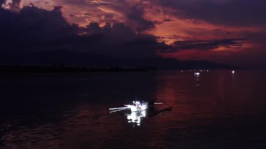 Inle Gölü Balıkçılarının İnanılmaz Havadan Çekimi. Inle Gölü Balıkçıları Geleneksel Net 'te Balıkçılık ve Günbatımında Tekne. Havadan Ünlü Turist Seyahat Yeri. Bali, Endonezya.