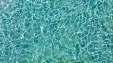 Su yüzeyi dokusu, temiz yüzme havuzu dalgaları ve dalgalar, güneş ışığının yansıması, deniz manzarası dokusu beyaz kum, güneş ışığı su döngüsü.