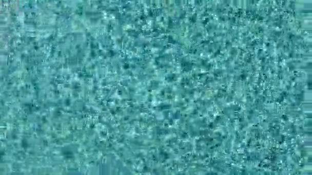 Piscina com Água Azul. Textura da superfície da água. Vista superior. Vista aérea no fundo da piscina limpa ondulações e ondas, Refração da luz solar vista superior . — Vídeo de Stock