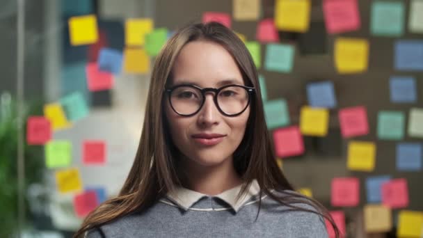 Portret mooi zakenvrouw glimlachen gelukkig ondernemer genietend succesvol opstarten bedrijf trots manager in kantoor werkruimte — Stockvideo