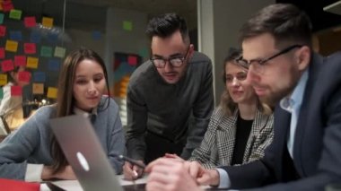 Meslektaşlar ve müşteriler dizüstü bilgisayar ve tabletle strateji konuşuyorlar. Yaratıcı Ofis Üretici İş Arkadaşları Şirket Toplantısı Masasında Bekliyor. Takım Çalışması ve Sosyal Konseptler