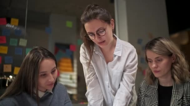 Collega 's en klanten praten Strategie met Project Magazine. In Creative Office Productieve medewerkers staan aan de tafel voor Company Meeting. Teamwork en sociale concepten — Stockvideo