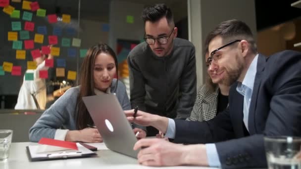 In Creative Office Productive Coworkers In piedi al tavolo, riunione aziendale. Colleghi e clienti che parlano di strategia con laptop e tablet . — Video Stock