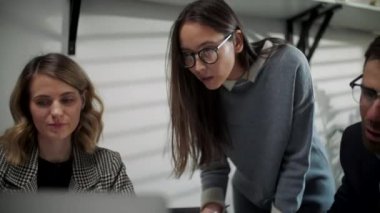 Meslektaşlar ve müşteriler dizüstü bilgisayar ve tabletle strateji konuşuyorlar. Yaratıcı Ofis Üretici İş Arkadaşları Şirket Toplantısı Masasında Bekliyor. Takım Çalışması ve Sosyal Konseptler
