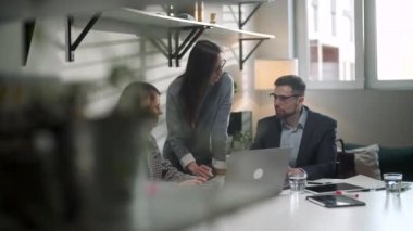 Meslektaşlar ve müşteriler dizüstü bilgisayar ve tabletle strateji konuşuyorlar. Yaratıcı Ofis Üretici İş Arkadaşları Şirket Toplantısı Masasında Bekliyor. Takım Çalışması ve Sosyal Konseptler