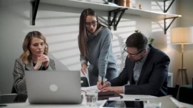 Yaratıcı Ofis Üretken İş Arkadaşları Masa, Şirket Toplantısı 'nda. Meslektaşlar ve müşteriler dizüstü bilgisayar ve tabletle strateji konuşuyorlar.