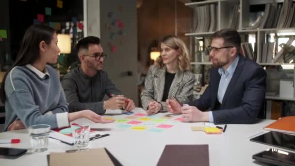 Réussir Unir les gens heureux de l'équipe Empiler les mains sur la table ensemble Promettant un soutien Confiance dans le partenariat, Aide dans la collaboration, Concept de leadership professionnel — Video