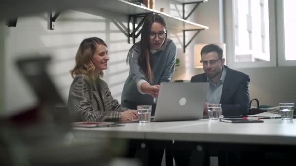 In Creative Office Productive Coworkers In piedi al tavolo, riunione aziendale. Colleghi e clienti che parlano di strategia con laptop e tablet . — Video Stock
