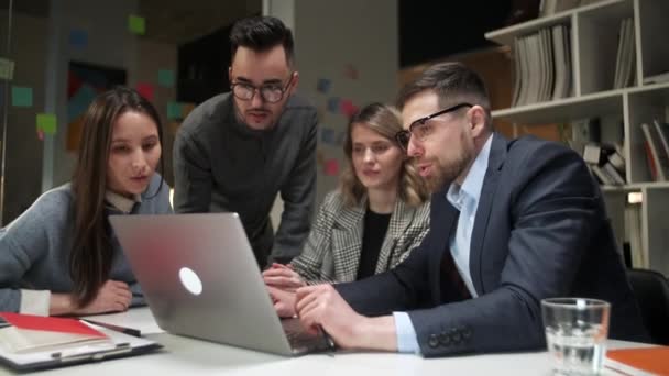 Chers collègues et clients parlant stratégie avec ordinateur portable et tablette. Dans Creative Office Productive Coworkers debout à la table pour la réunion de l'entreprise. Travail d'équipe et concepts sociaux — Video