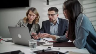 Meslektaşlar ve müşteriler dizüstü bilgisayar ve tabletle strateji konuşuyorlar. Yaratıcı Ofis Üretici İş Arkadaşları Şirket Toplantısı Masasında Bekliyor. Takım Çalışması ve Sosyal Konseptler