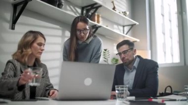 Yaratıcı Ofis Üretken İş Arkadaşları Masa, Şirket Toplantısı 'nda. Meslektaşlar ve müşteriler dizüstü bilgisayar ve tabletle strateji konuşuyorlar.