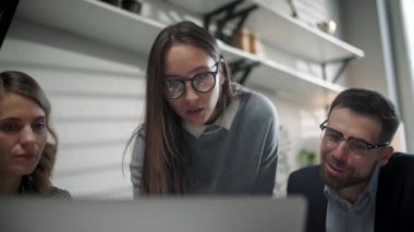 Meslektaşlar ve müşteriler dizüstü bilgisayar ve tabletle strateji konuşuyorlar. Yaratıcı Ofis Üretici İş Arkadaşları Şirket Toplantısı Masasında Bekliyor. Takım Çalışması ve Sosyal Konseptler