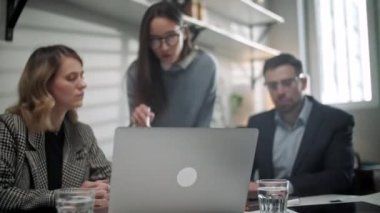 Yaratıcı Ofis Üretken İş Arkadaşları Masa, Şirket Toplantısı 'nda. Meslektaşlar ve müşteriler dizüstü bilgisayar ve tabletle strateji konuşuyorlar.