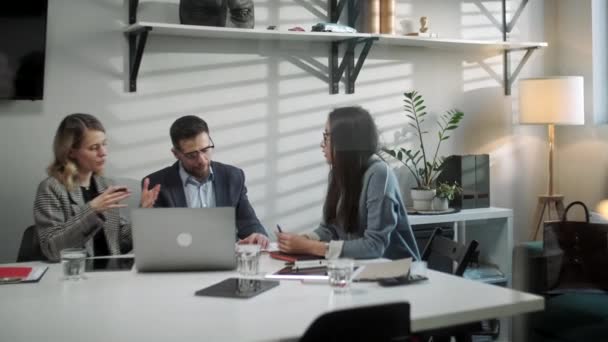 En la oficina creativa Colaboradores productivos de pie en la mesa, reunión de la empresa. Colegas y clientes que hablan estrategia con el ordenador portátil y la tableta . — Vídeo de stock