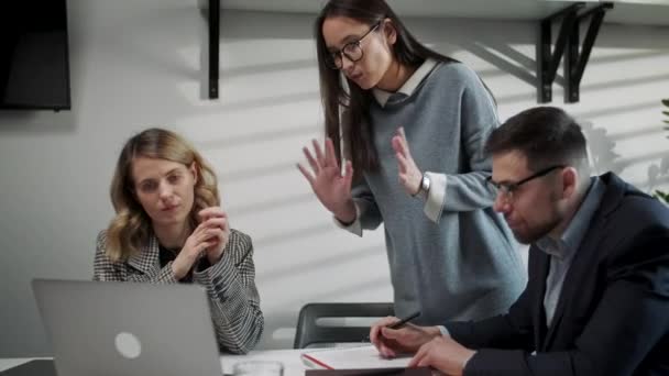 Collega 's en klanten praten strategie met laptop en tablet. In Creative Office Productieve medewerkers staan aan de tafel voor Company Meeting. Teamwork en sociale concepten — Stockvideo