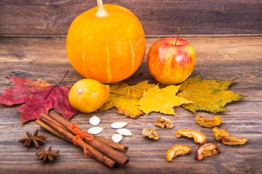 Güzel dekore edilmiş: Kabak, elma, tarçın