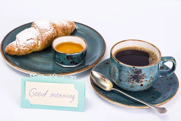 Frisches Croissant mit heißem Kaffee und Honig zum Frühstück — Stockfoto