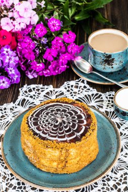 Esterhazy ahşap zemin üzerine badem çikolatalı kek