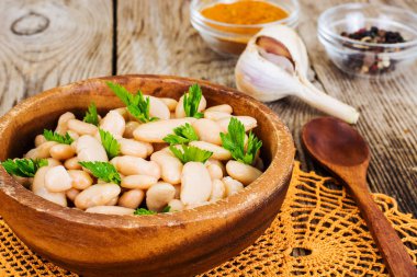 Zeytinyağı, maydanoz ve Salantro beyaz kuru fasulye