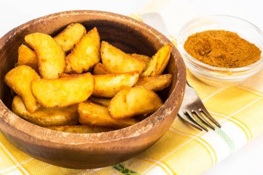 Patates dilimleri, bir kırsal alanda patates domates ketçap ile