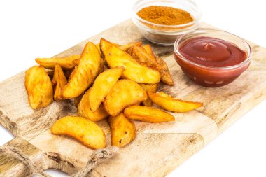 Patates dilimleri, bir kırsal alanda patates domates ketçap ile