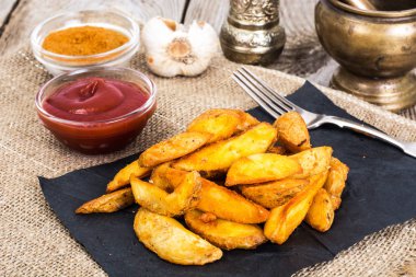 Patates dilimleri, bir kırsal alanda patates domates ketçap ile