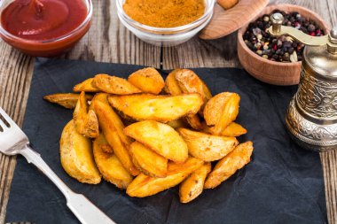 Patates dilimleri, bir kırsal alanda patates domates ketçap ile