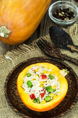 Sebze ve pirinç doldurulmuş kabak