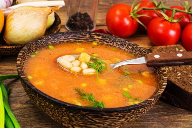 Domates ve fasulye çorbası