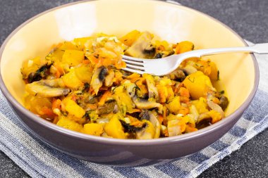 Fırında kabak mantar ve sebze. Vejetaryen yiyecekler