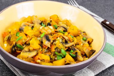 Fırında kabak mantar ve sebze. Vejetaryen yiyecekler