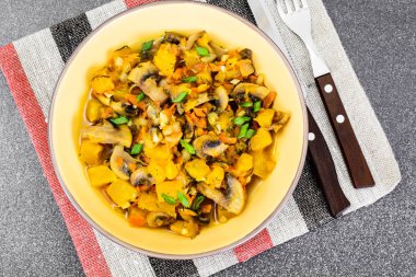 Fırında kabak mantar ve sebze. Vejetaryen yiyecekler