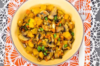 Fırında kabak mantar ve sebze. Vejetaryen yiyecekler